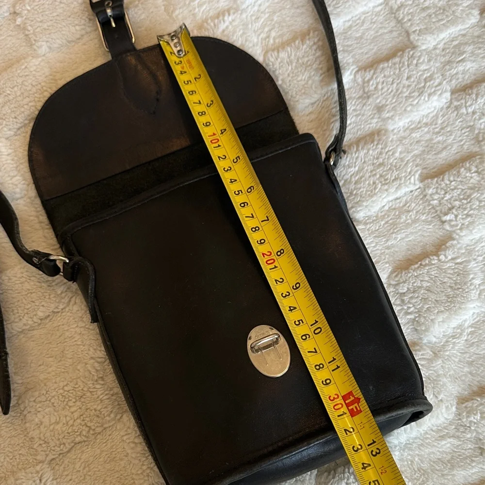Vintage Chic Black Crossbody Bag with Buckle - Picture 11 of 16